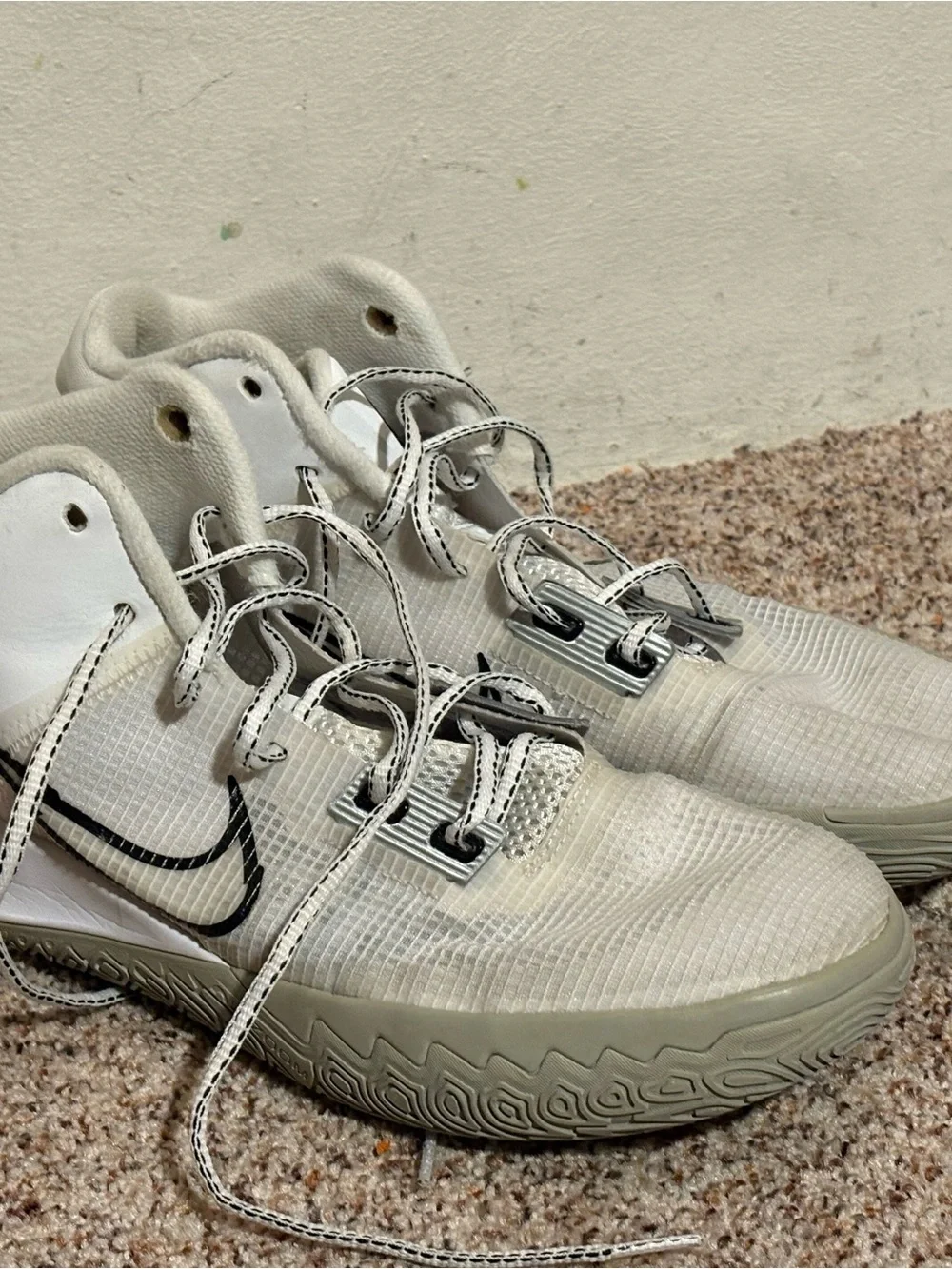 Nike Shoes Mens Size 10 White Kyrie Flytrap IV Basketball Mid Top Sneakers Sport
